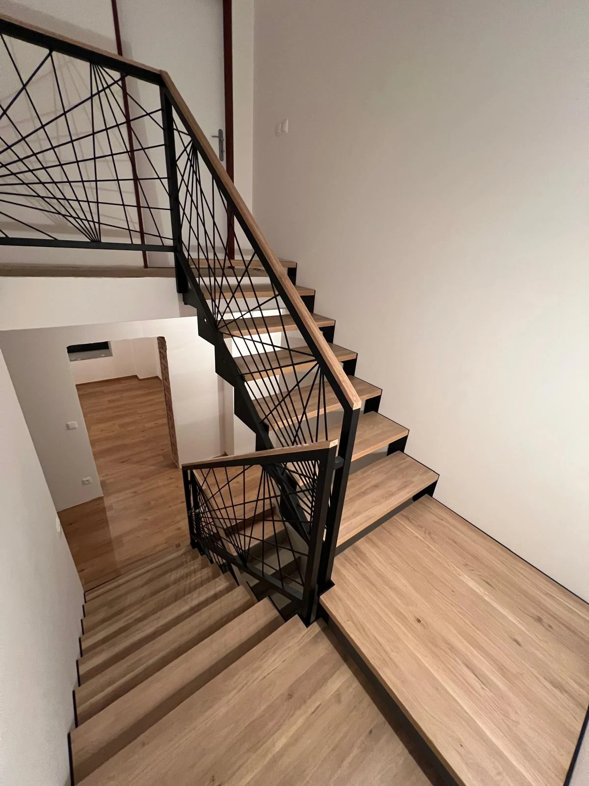 Designové zábradlí schodiště s geometrickou výplní v rodinném domě
